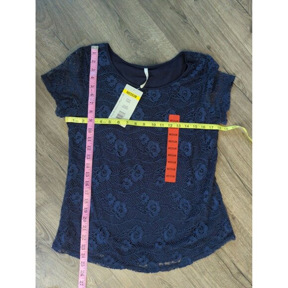 NWT Leo & Nicole Lace Overlay Blouse Medium Navy Blue Floral - Picture 4 of 10